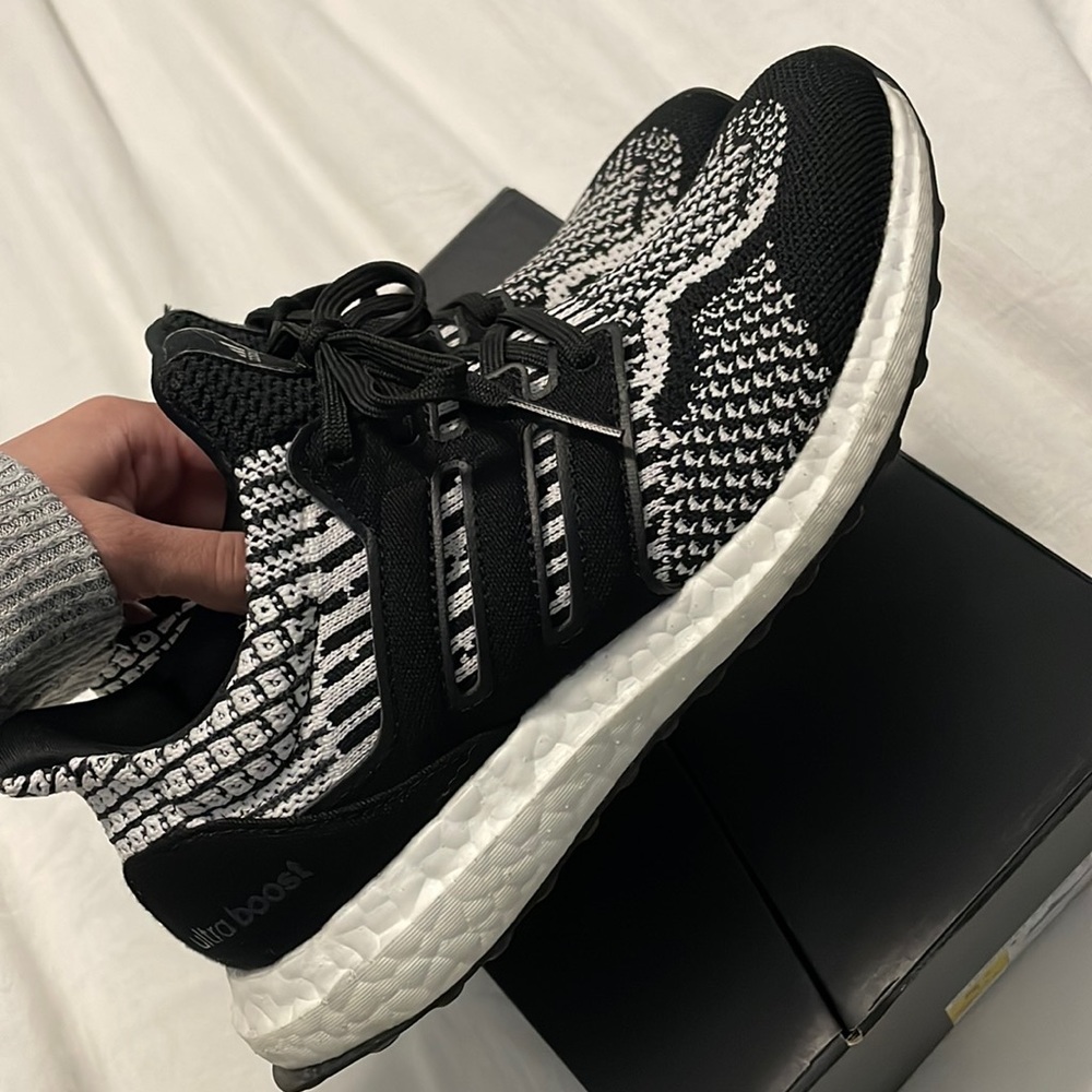 Adidas Ultraboost 5.0 DNA W size 5.5 in black/white